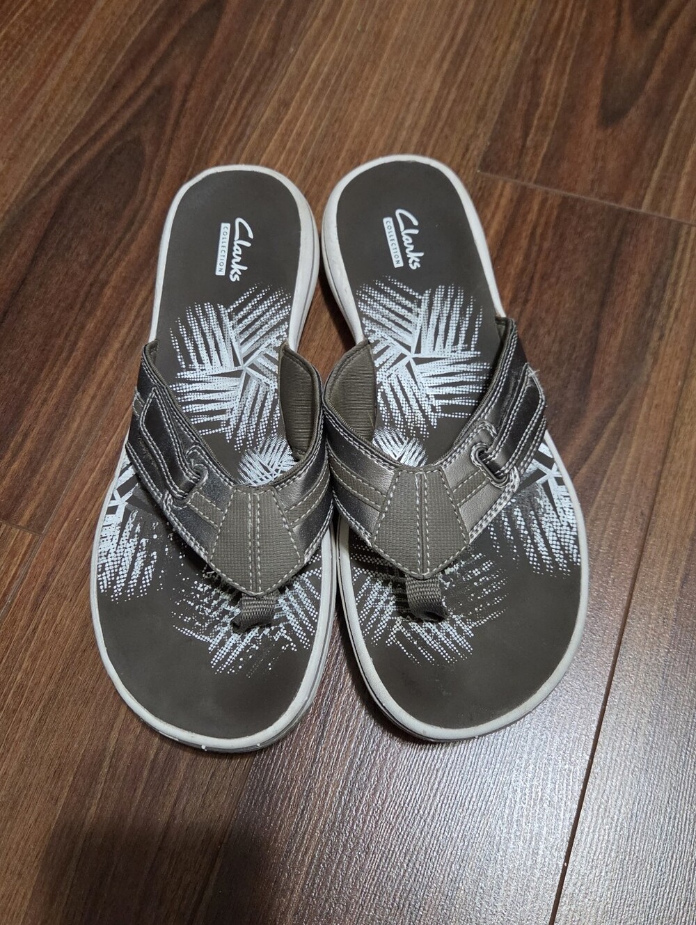 Clarks Breeze Sea thong flip-flop sandals in a pewter/metallic finish | Size 9